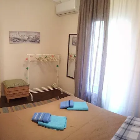 Up To 5 Guests - Cosy Apt In The Center!